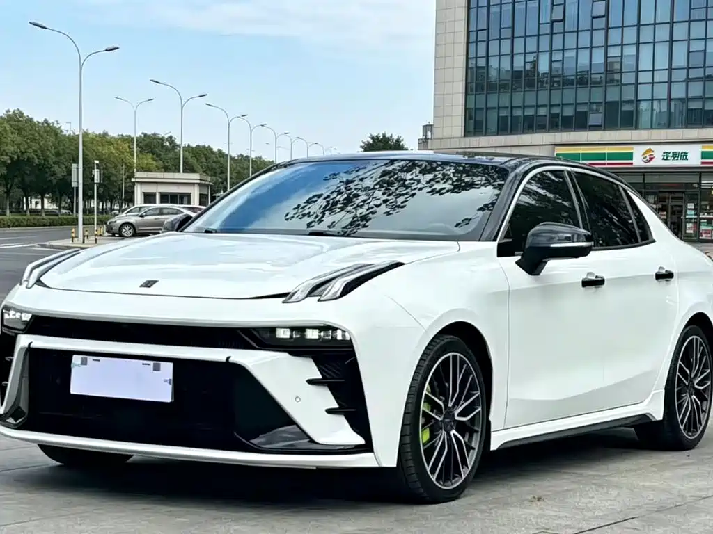 Lynk & Co 03